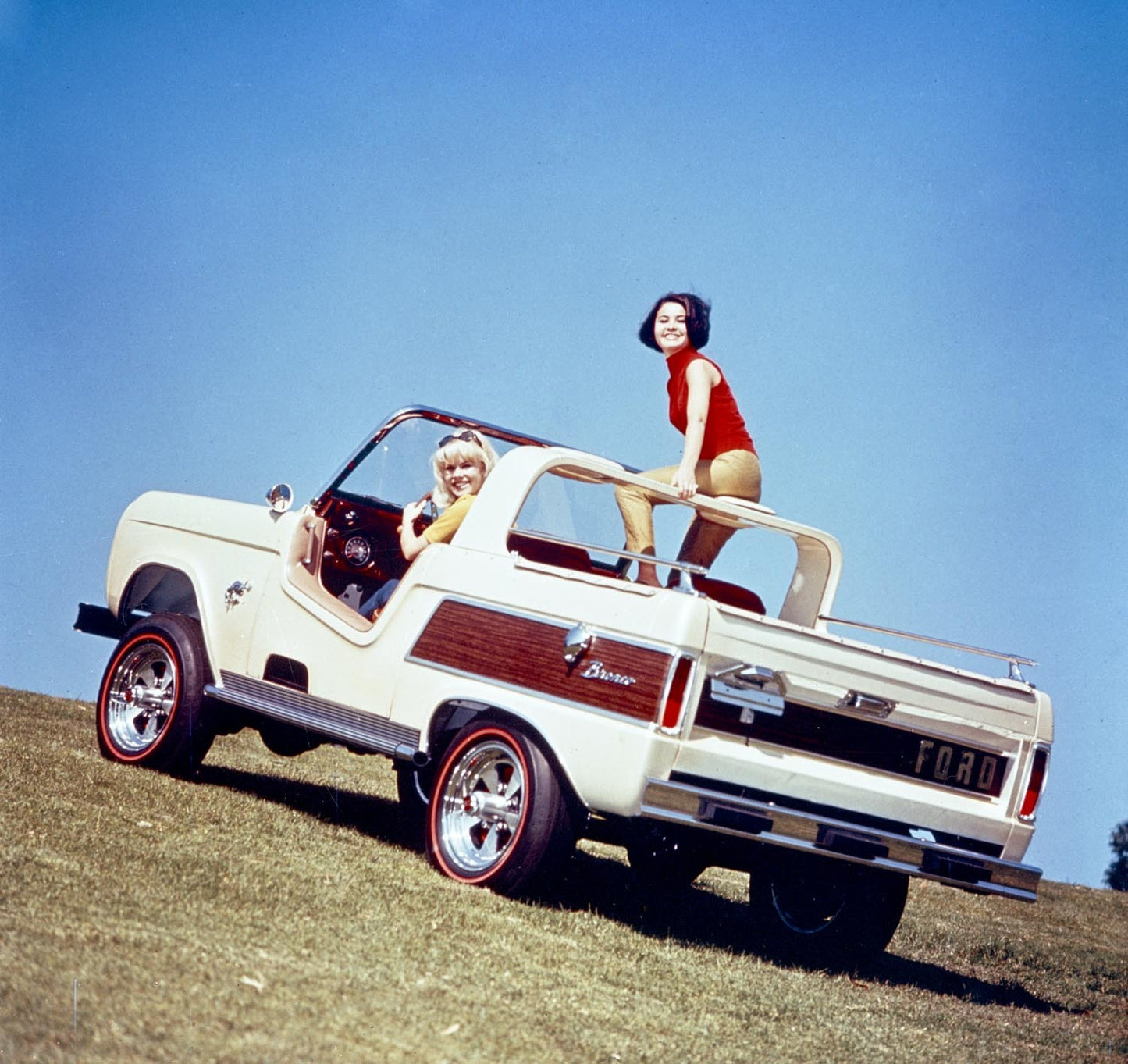 501 1966 Ford Bronco Dunes Duster concept car 0144-0337