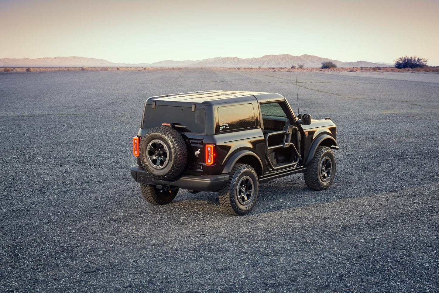 702C 2021 Bronco 2 Door Trail Rig Shadow Black 02 ford media 0144-0368