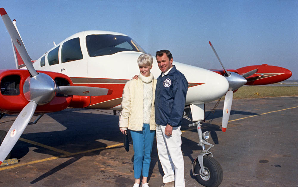 1966 Mar Rockingham Fred Lorenzen and friend CN4353-56 0144-2755