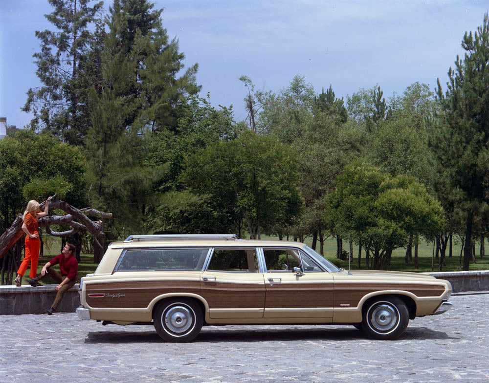 1968 Ford Country Squire station wagon CN4902-240 0144-2832