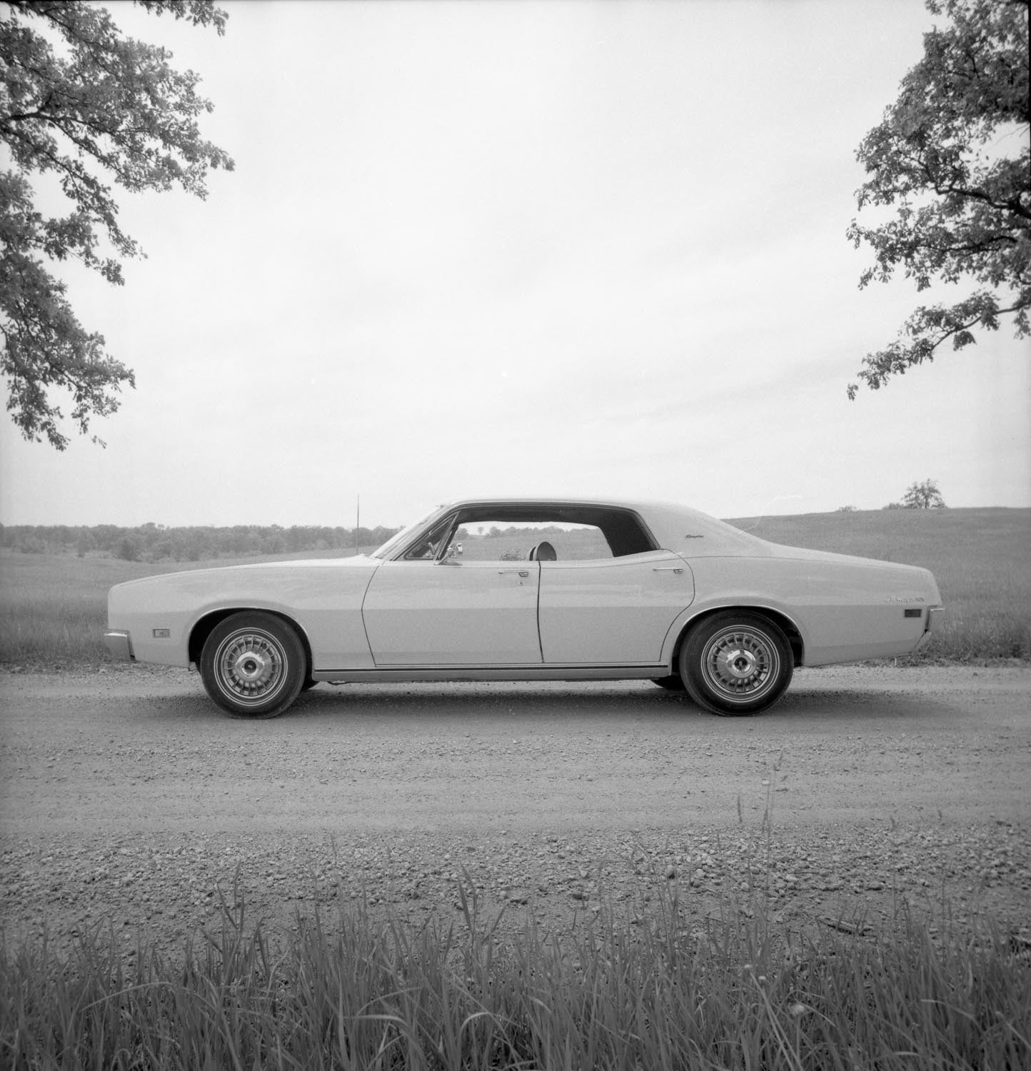 1970 Mercury Montego MX Brougham four-door hardtop CN151945-88 0144-2976