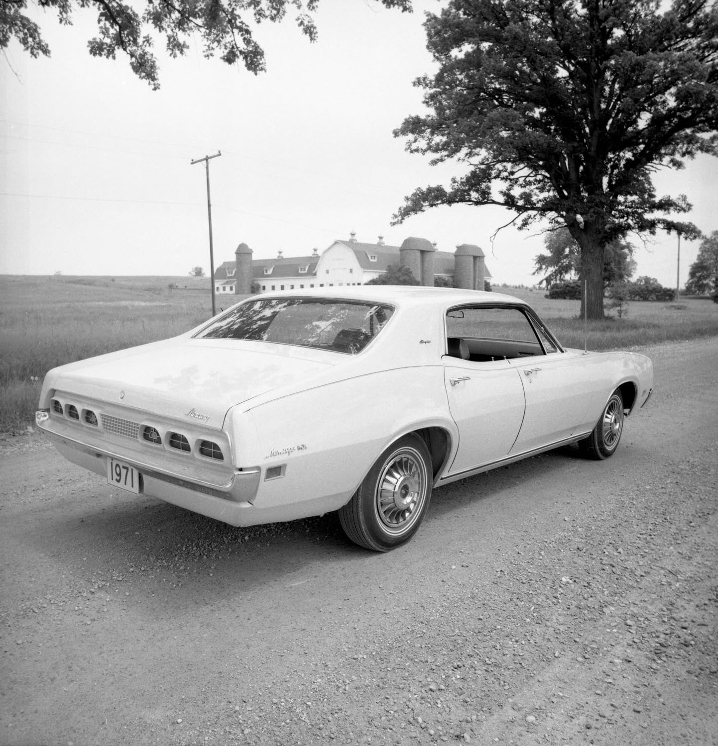 1970 Mercury Montego MX Brougham four-door hardtop CN151945-94 0144-2982
