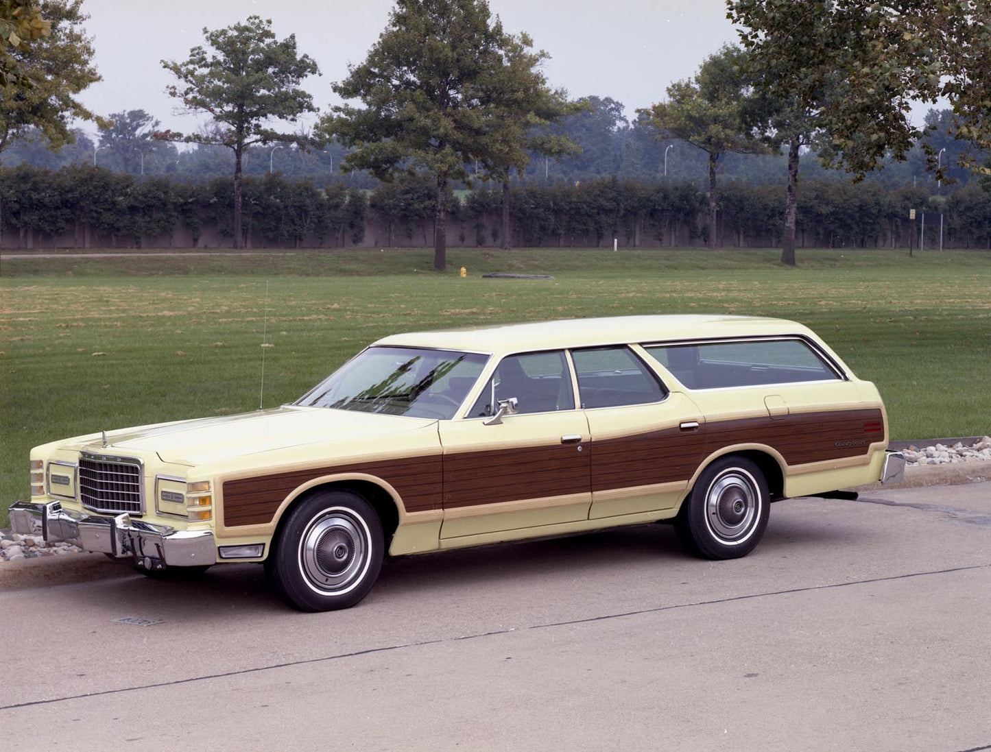 1976 Ford Gran Torino Squire station wagon CN13001-023 0144-3086