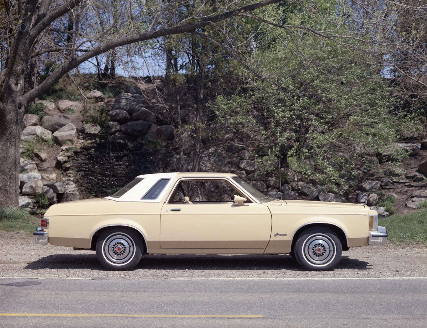 1976 Ford Granada two-door CN13000-066 0144-3088