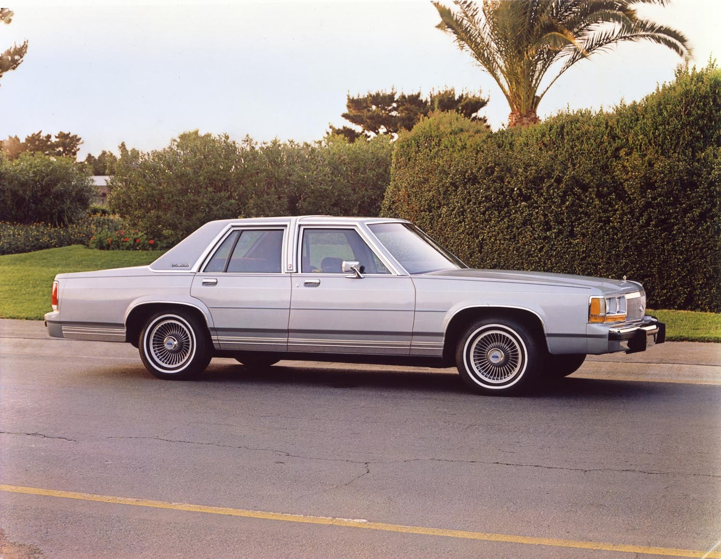 1988 Ford LTD Crown Victoria LX four-door CN49000-105 0144-3183