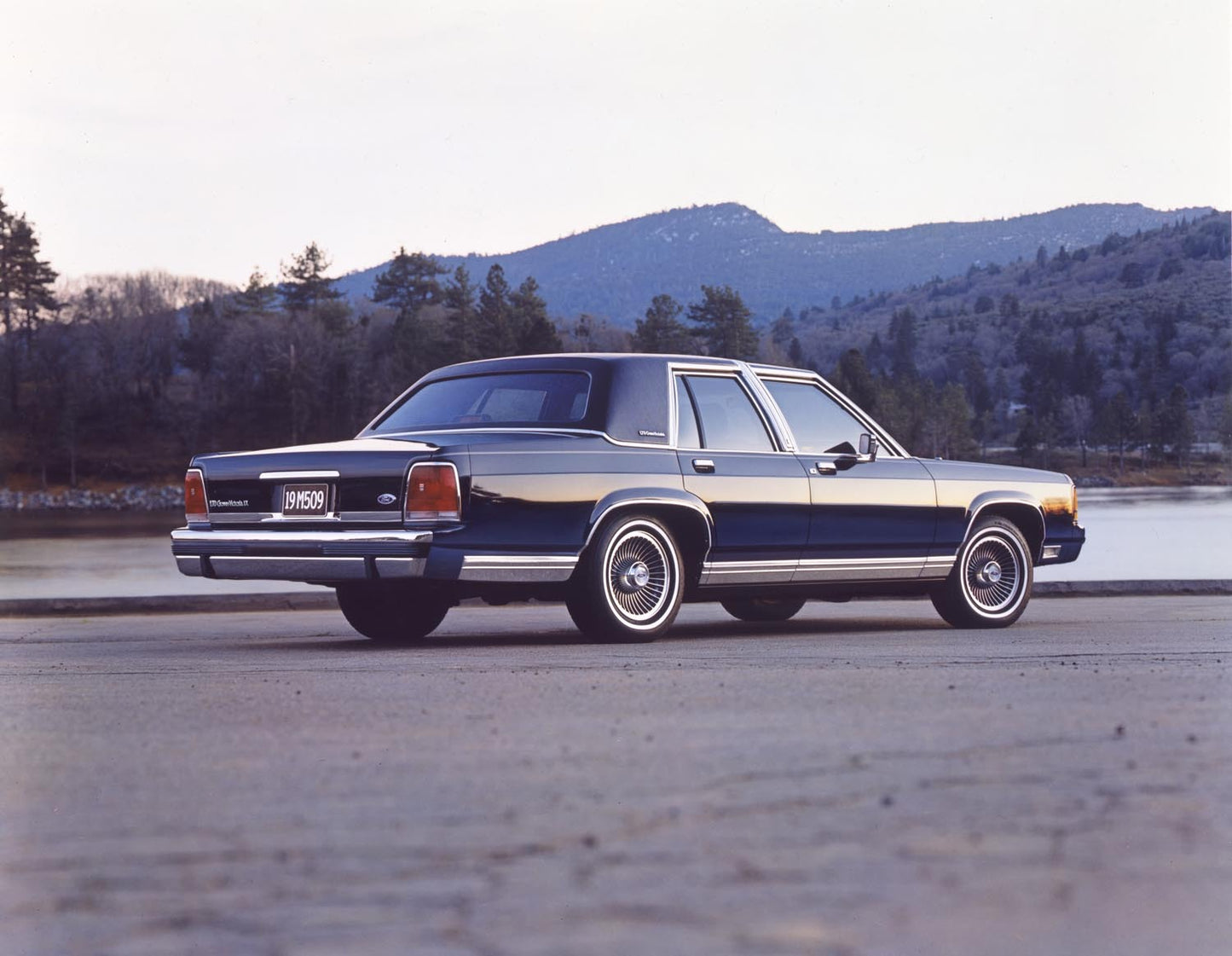 1988 Ford LTD Crown Victoria LX four-door CN49000-106 0144-3184