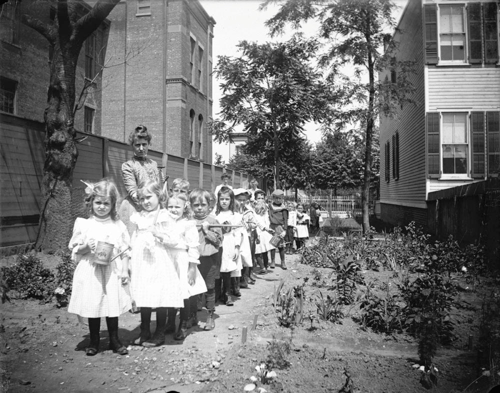 Children In Garden 1890 1910 0400-2542