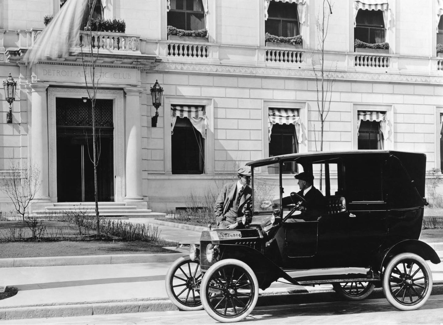 1915 Ford Model T at Detroit Athletic Club 0400-8712