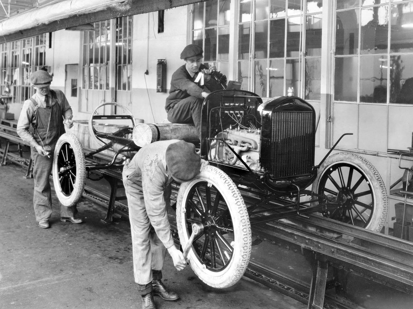 1924 Ford Model T 10 millionth car getting hub ca 0400-8755