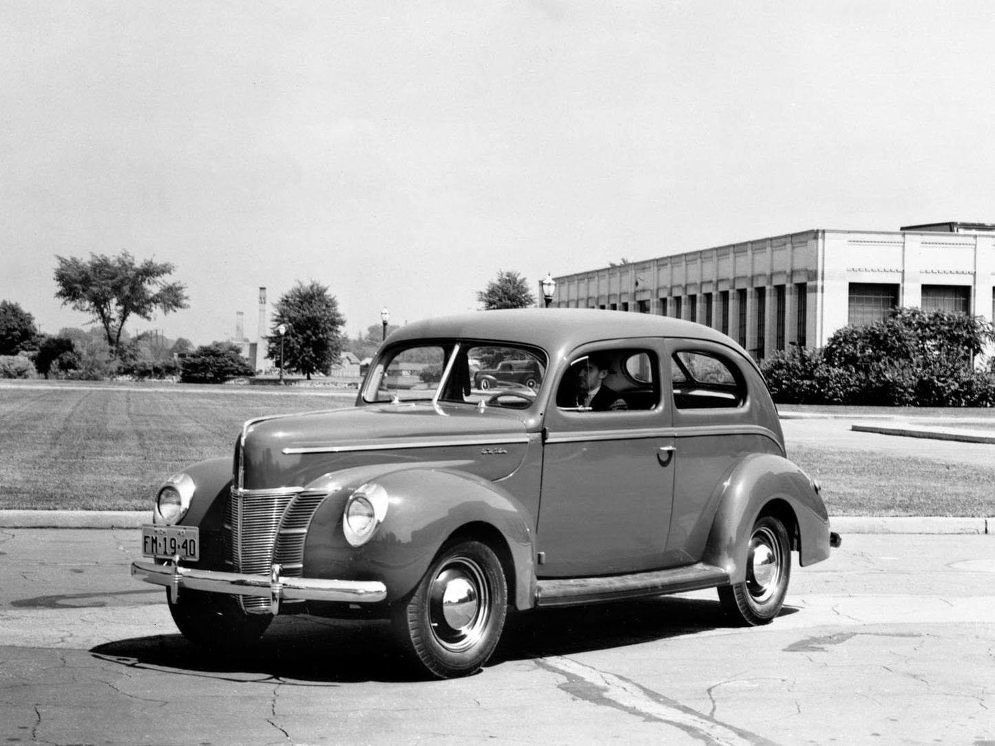 1940 Ford DeLuxe Tudor Sedan 0400-8900