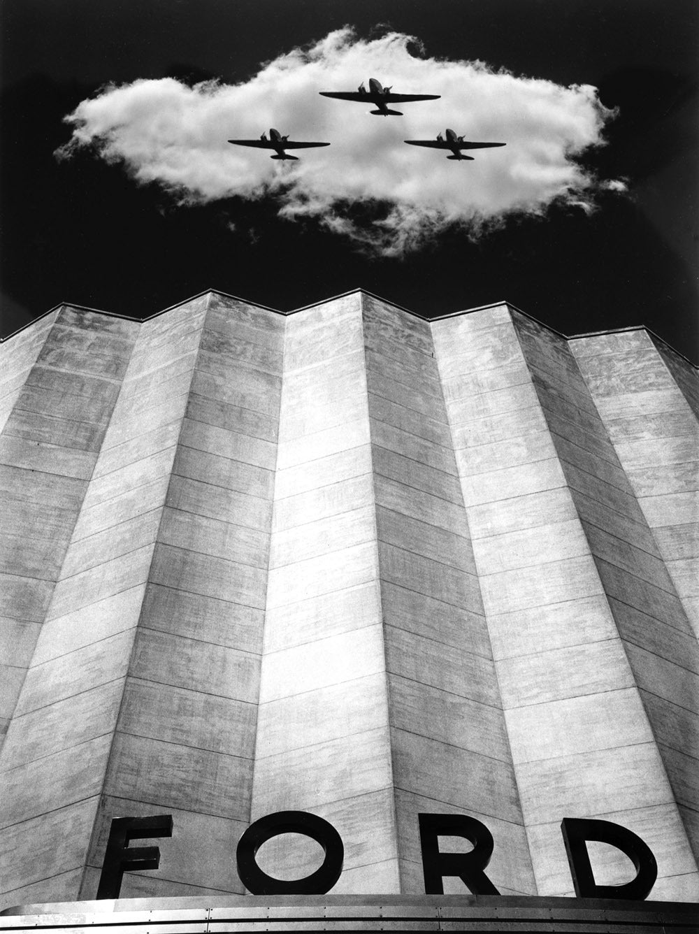 1941 Ford Rotunda with airplanes overhead 0400-8913