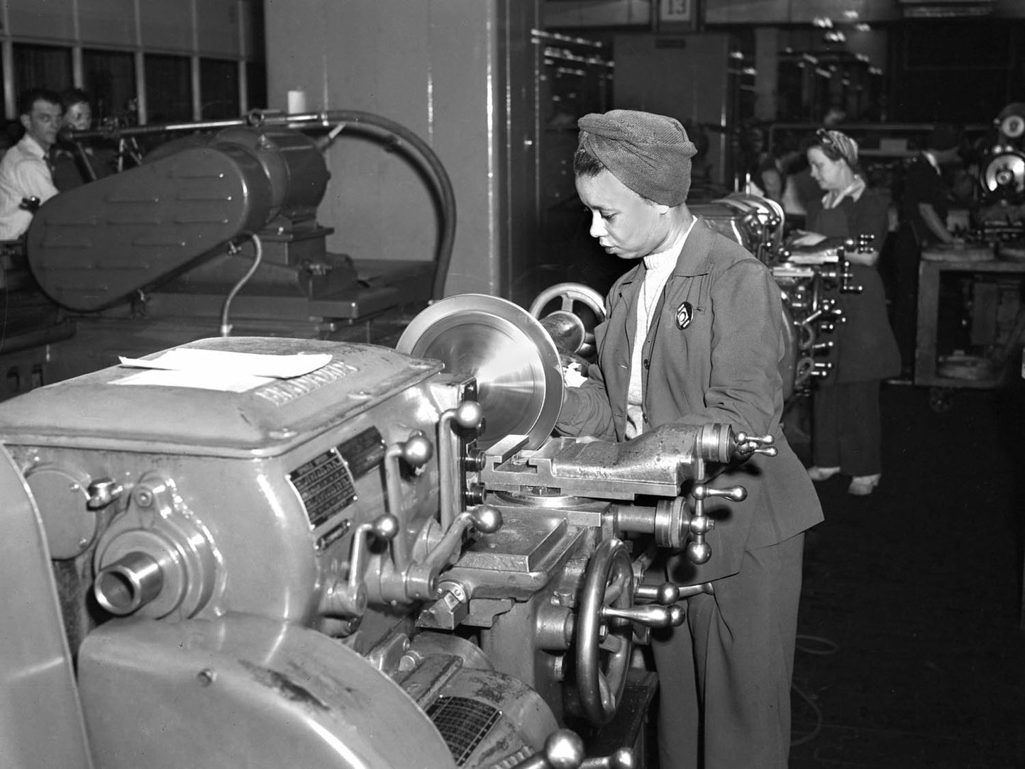 1943 Rouge Plant woman operating a lathe 0400-8976