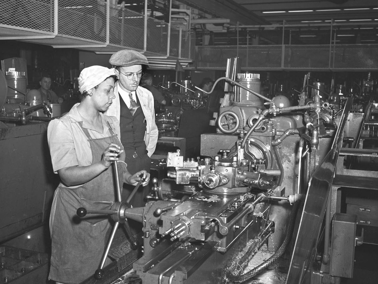 1943 woman operating turret lathe 0400-8978