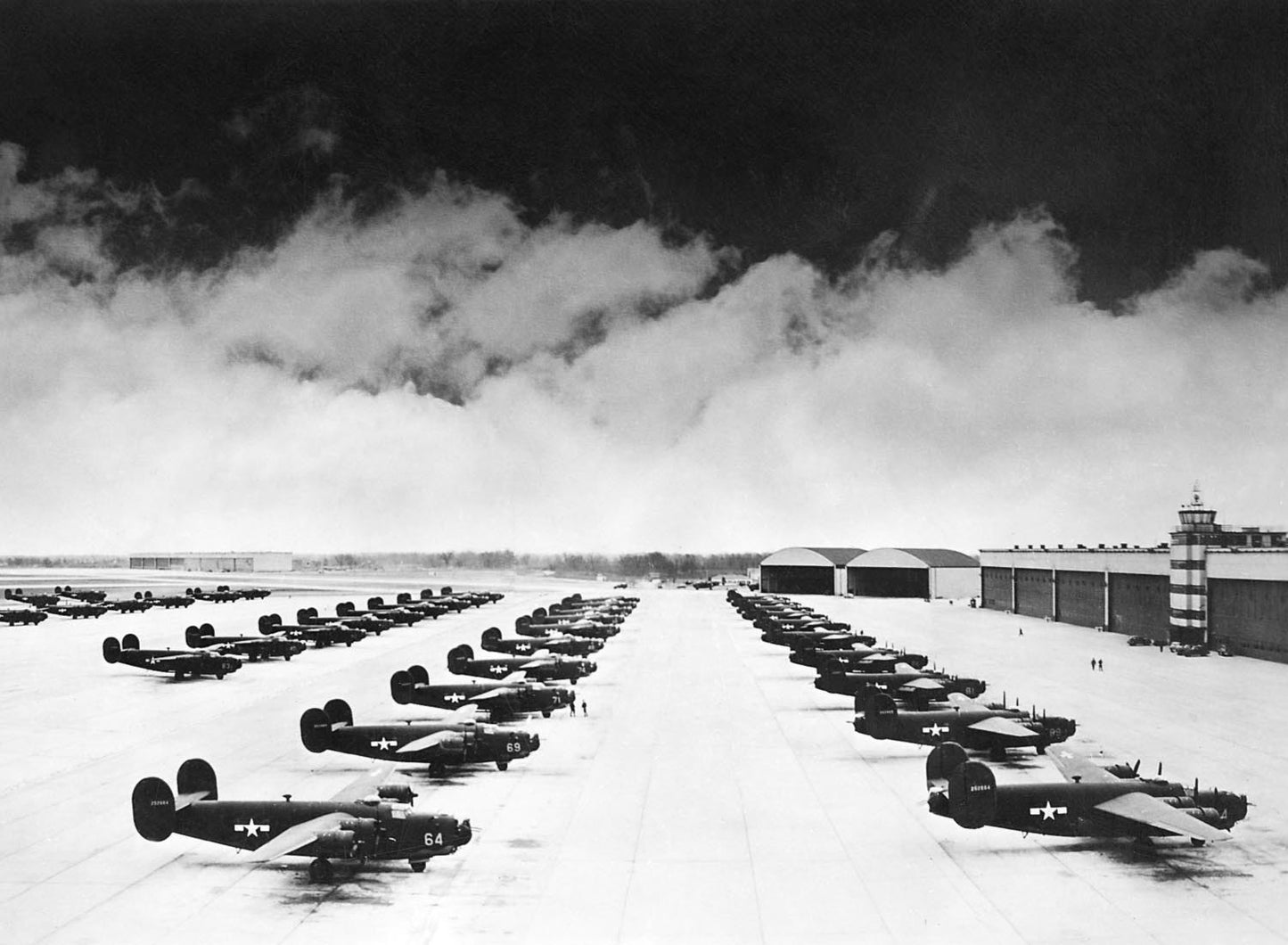 1944 Willow Run B 24 bombers on apron 0400-8992