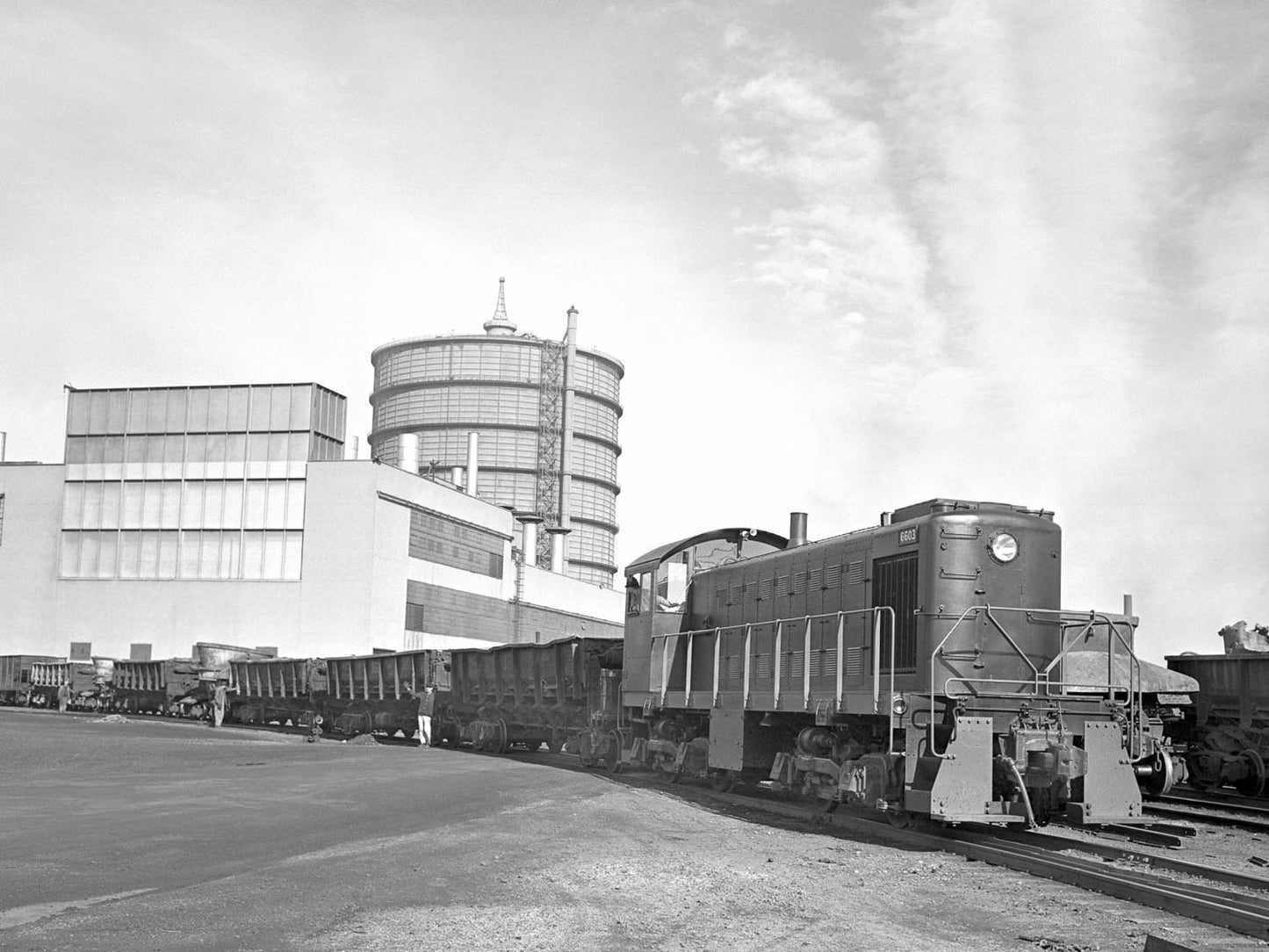 1946 Rouge Complex new locomotive working in yard 0400-9032