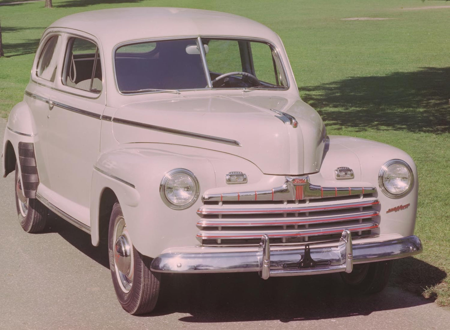 1946 Ford Tudor Sedan 0401-1017