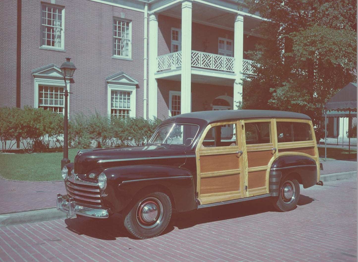 1946 Ford station wagon 0401-1333