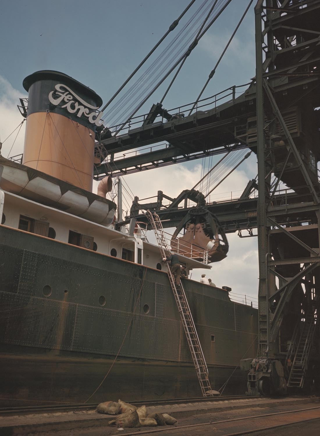 1951 Ford freighter Benson Ford off loading 0401-1441
