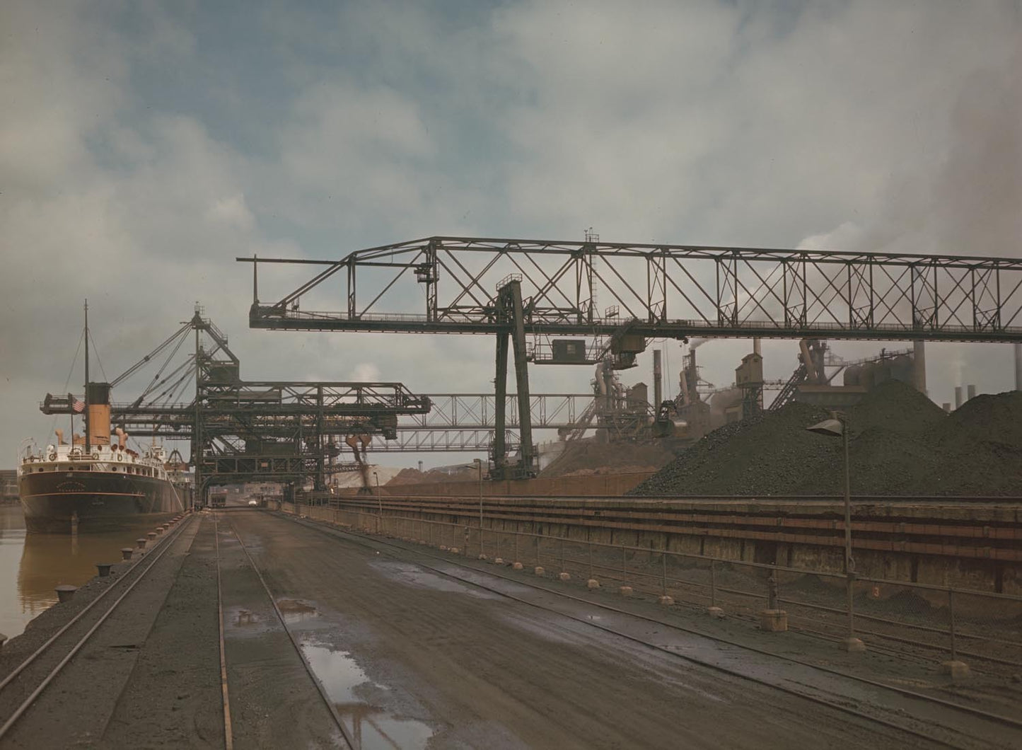 1951 Ford Rouge Complex Benson Ford unloading ore 0401-1450