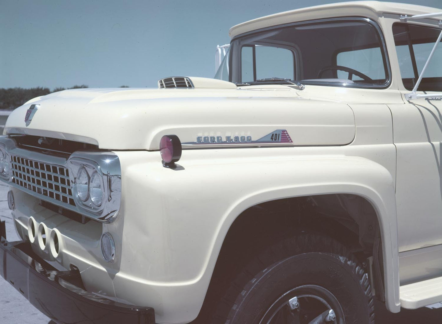 1958 Ford T 800 with 401 cid V 8 engine 0401-1996