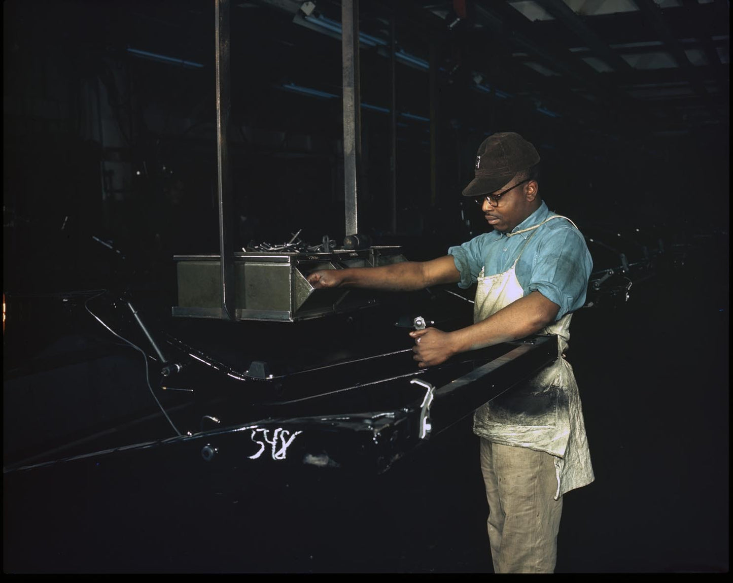 1950 Ford Dearborn Engine Plant hand assembly operations 0401-5990