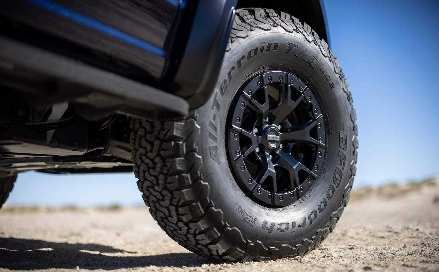 2023 F-150 Raptor R exterior Antimatter Blue 0404-7233