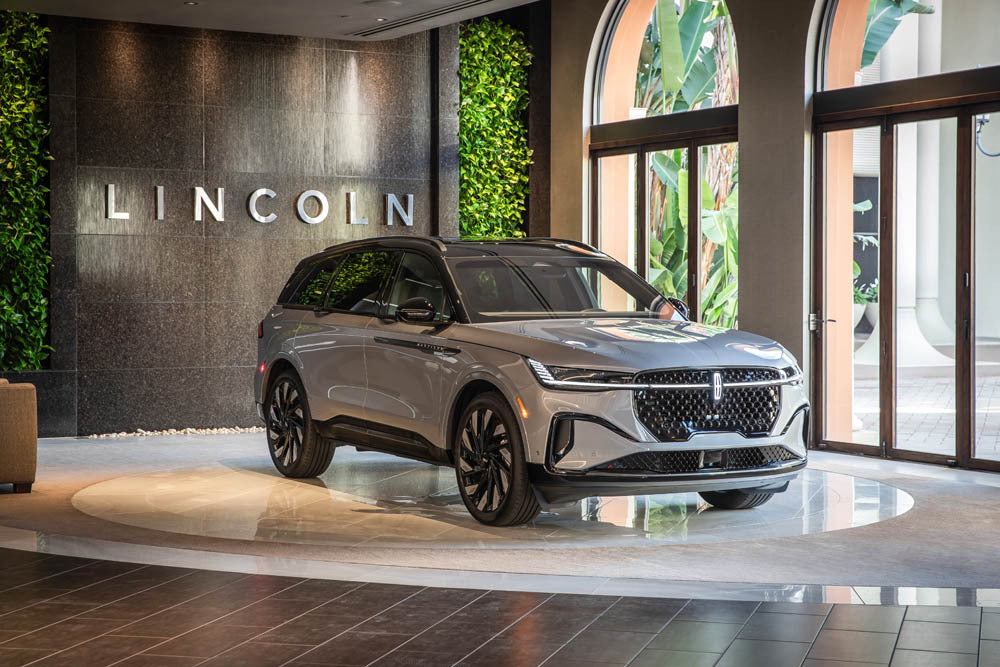 LincolnExperienceCenter-Interior-2024-Nautilus-Reserve-Lustrous-Gray