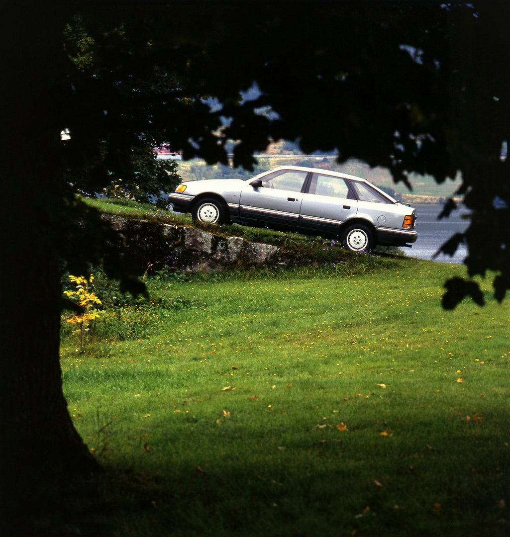 This archival image documents the 1985 Ford Scorpio Mark I Ghia side view through scenic leaves and is preserved in the Ford Heritage Vault as part of Ford Motor Company's historic photographic archive. Free for personal, non-commercial use. Ford ...