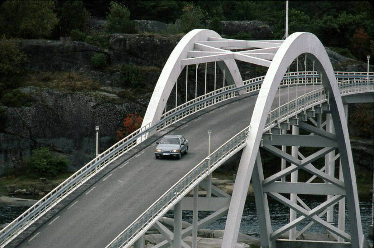 This archival image documents the 1985 Ford Scorpio Mark I Ghia aerial view on scenic bridge and is preserved in the Ford Heritage Vault as part of Ford Motor Company's historic photographic archive. Free for personal, non-commercial use. Ford Her...