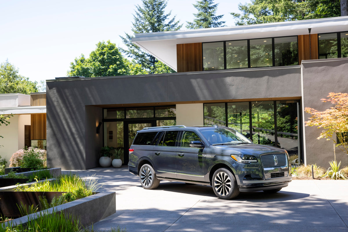 This archival image documents the 2022 Lincoln Navigator Reserve at scenic house and is preserved in the Ford Heritage Vault as part of Ford Motor Company's historic photographic archive. Free for personal, non-commercial use. Ford Heritage Vault ...