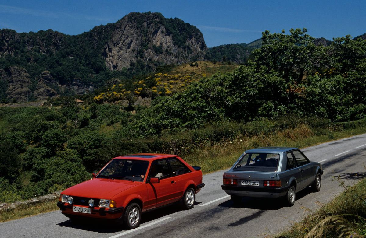 This archival image documents the 1980 Ford Escort Mark IIIs front and rear view on scenic road escort-gruppe-1980-02mags and is preserved in the Ford Heritage Vault as part of Ford Motor Company's historic photographic archive. Free for personal,...