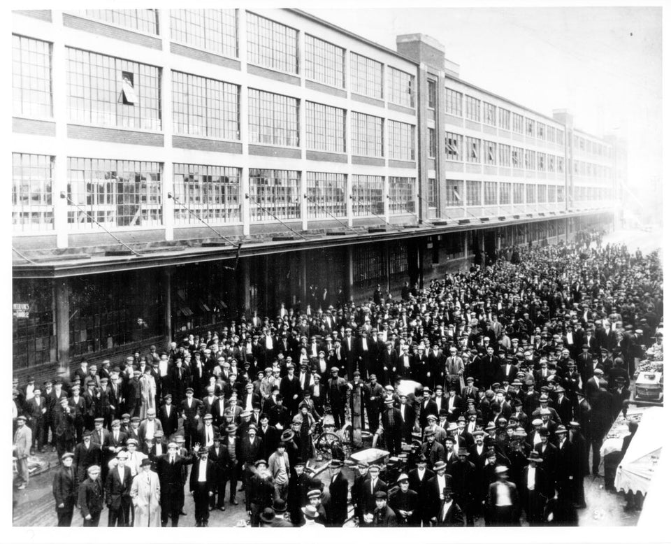 1914 Five Dollar Day Crowd 0001-7637