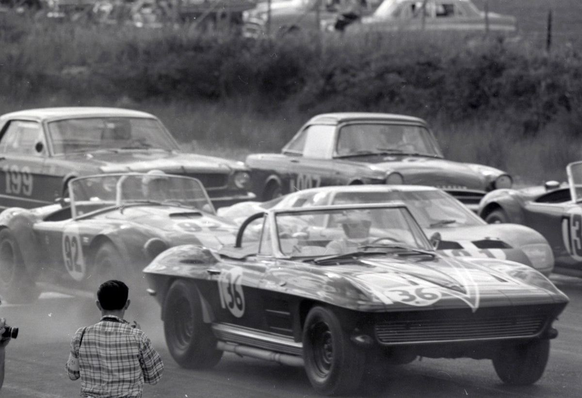 1964 Sports cars on the starting grid — Nassau — 0064-0015