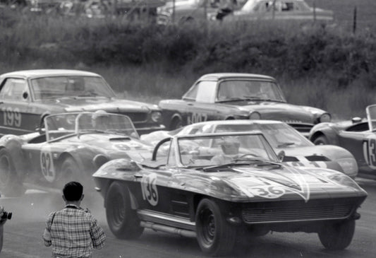 1964 Sports cars on the starting grid — Nassau — 0064-0015