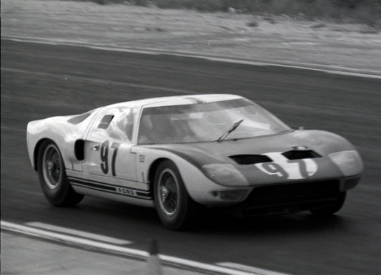 1964 Ford GT40 number 91 on track — Nassau — 0064-0022