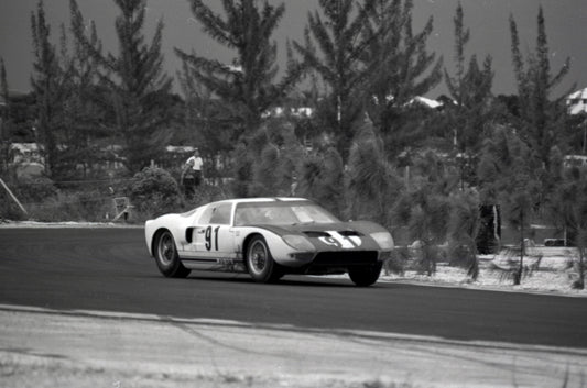 1964 Ford GT40 number 91 on track — Nassau — 0064-0039