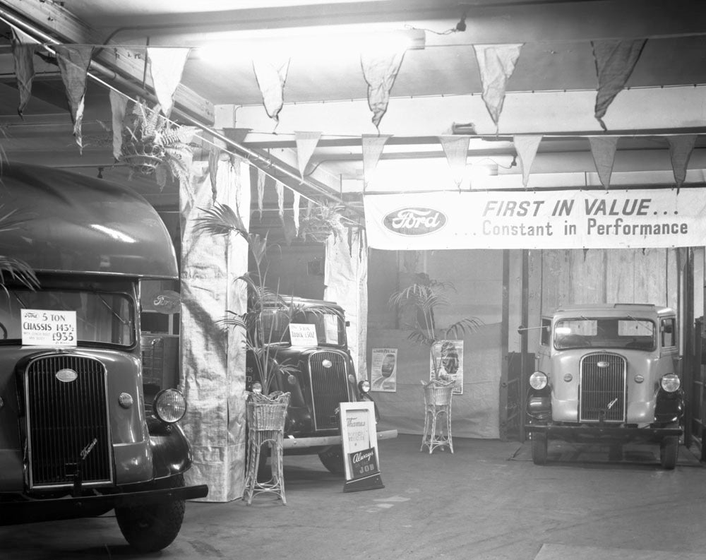 1948 Exhibit of Ford vehicles at Aldgate & City Motors neg UK 74E35 0144-0463