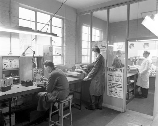 1960 Service facilities at dealers premises neg UK 74x554 0144-0821