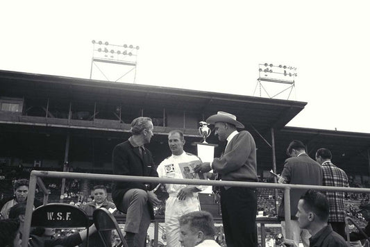 1964 Milwaukee 200 USAC Wisconsin Parnelli Jones on victory stand with JC Agajanian and Colin Chapman CD 0777 3292 0755 17 0144-0855