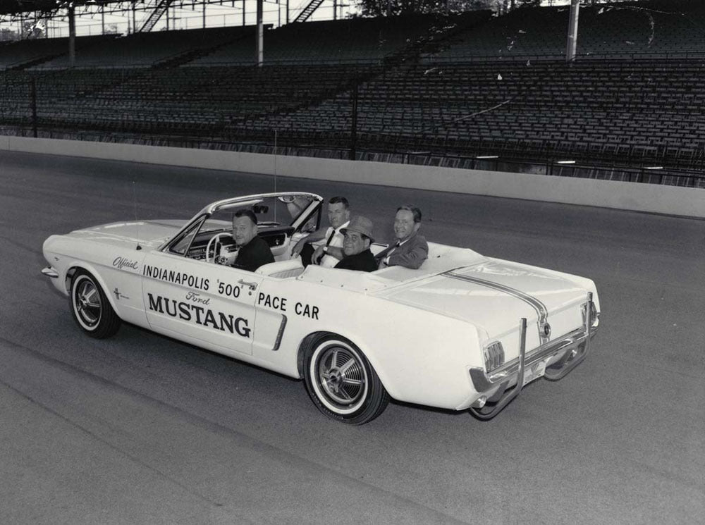 1965 Indianapolis 500 Indiana Benson Ford takes Sam Hanks and others on a lap of the track CD 0054 3221 2125 1 0144-0873