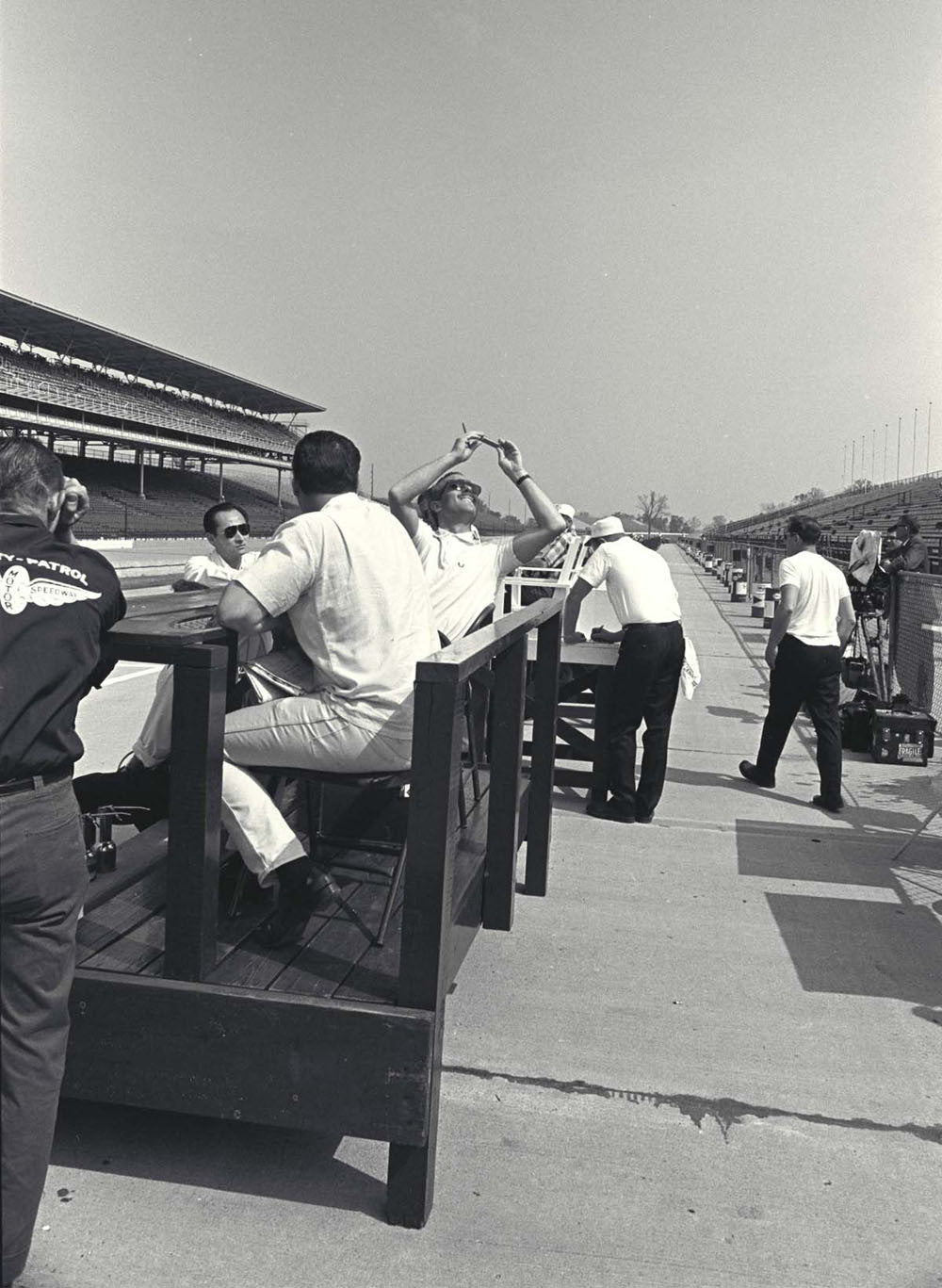 1965 Indianapolis 500 Indiana Colin Chapman looks at stopwatch CD 0554 3252 2846 11 0144-0875