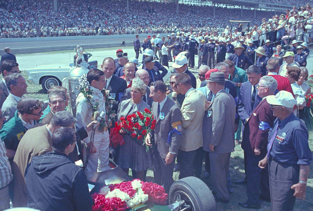 1965 Indianapolis 500 Indiana Jim Clark after receiving the Borg Warner Trophy CD 0054 3221 1052 9 0144-0880