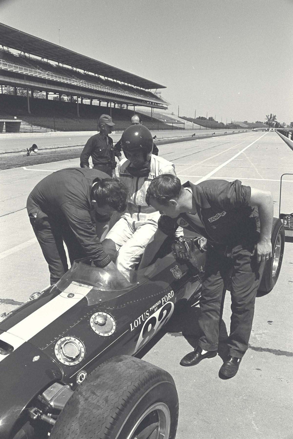 1965 Indianapolis 500 Indiana Jim Clark and crew CD 0554 3252 2846 19 0144-0881