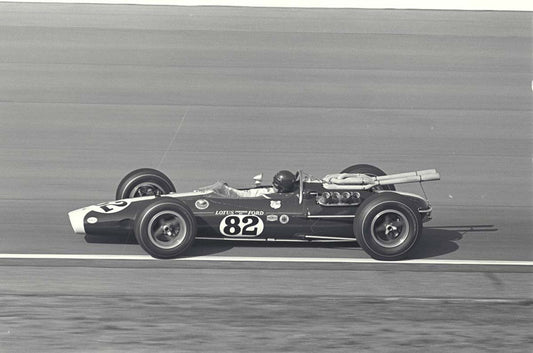 1965 Indianapolis 500 Indiana Jim Clark is on his way to victory in his Lotus 38 Ford CD 0554 3252 2846 14 0144-0897