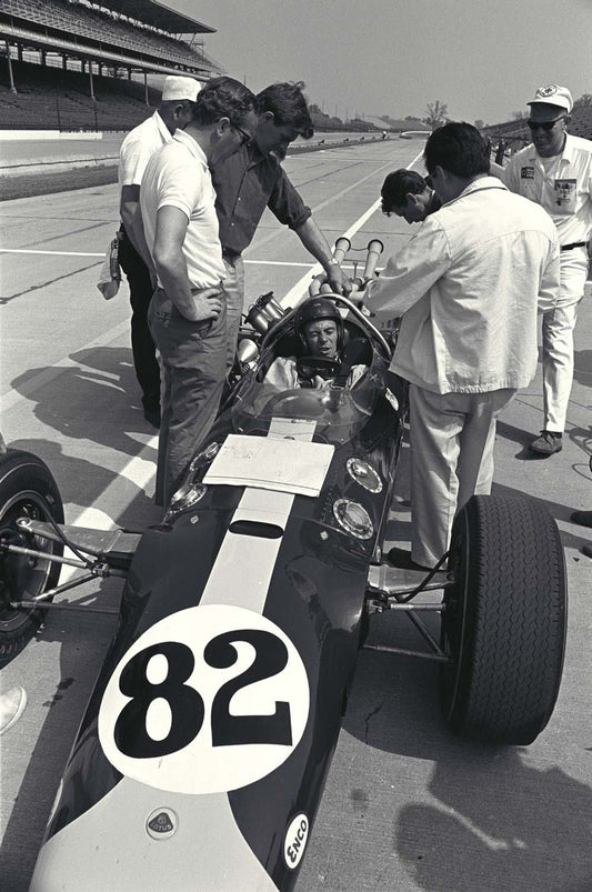 1965 Indianapolis 500 Indiana Jim Clark prepares for practice while Colin Chapman left watches CD 0554 3252 2846 12 0144-0901