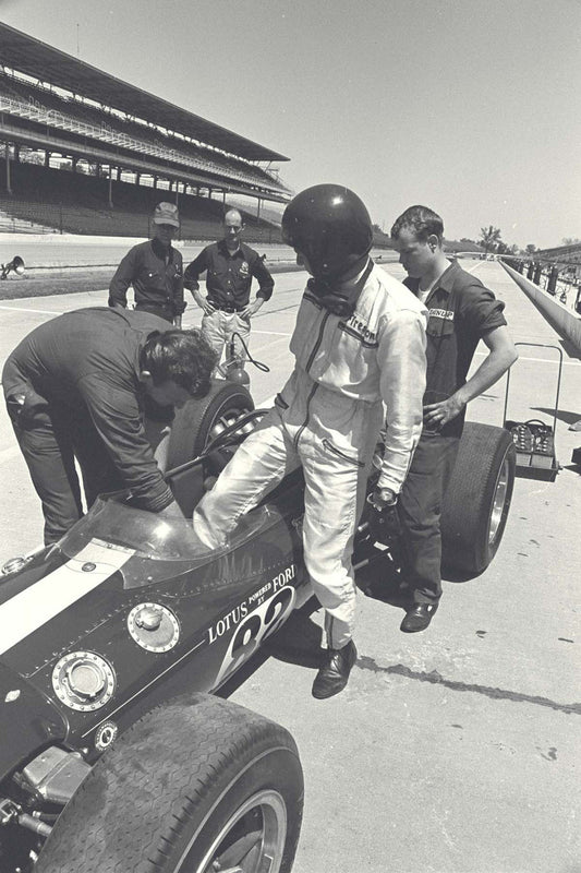 1965 Indianapolis 500 Indiana Jim Clark steps into his Lotus 38 Ford during practice CD 0554 3252 2846 18 0144-0903