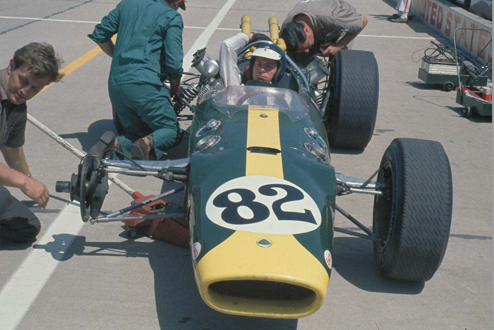 1965 Indianapolis 500 Indiana Jim Clark waits for tire change during practice CD 0554 3252 4322 21 0144-0904