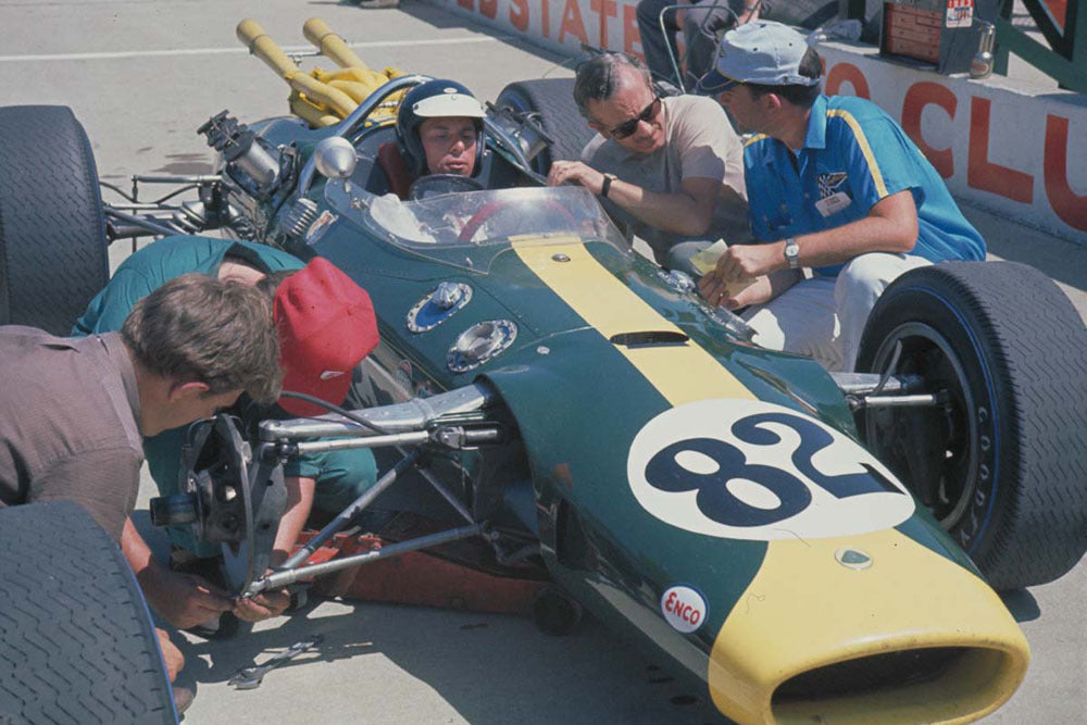 1965 Indy 500 Indiana Jim Clark (right) and Colin Chapman (left) chat during a practice tire change CD 0554 3252 4322 25 0144-0920