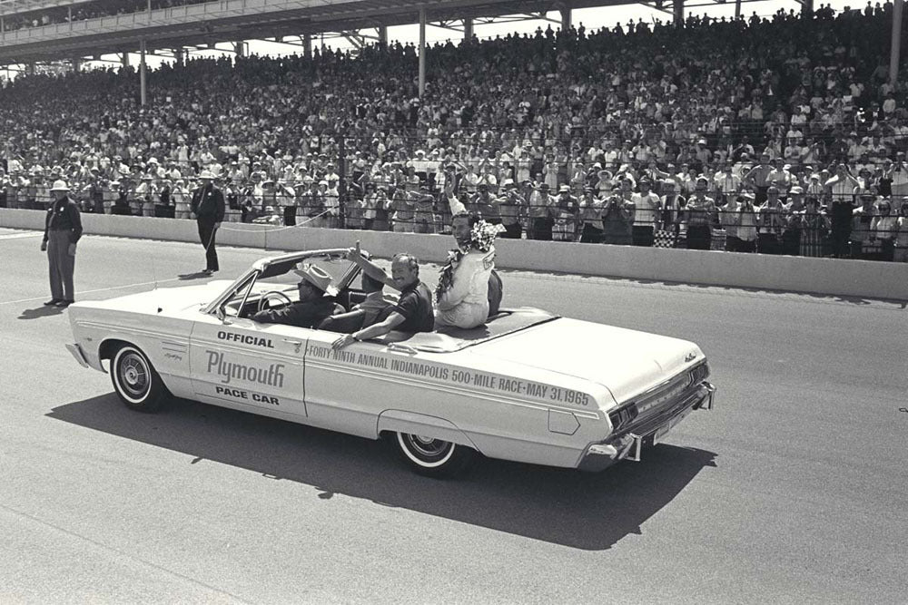 1965 Indy 500 Indiana Jim Clark takes a victory lap after winning CD 0554 3252 2846 25 0144-0925