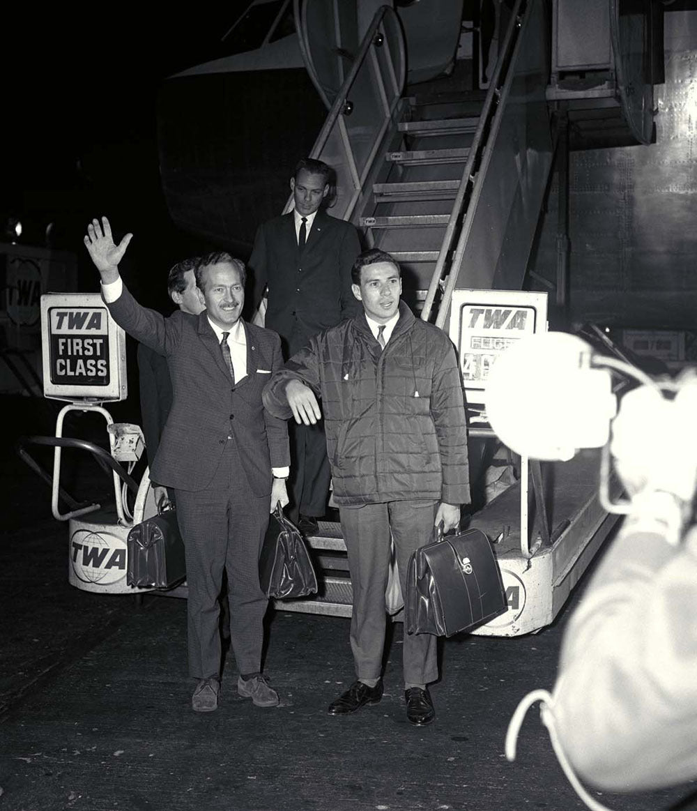 1966 Indianapolis 500 Indiana Jim Clark and Colin Chapman exiting the plane CD 0554 3252 2847 1 0144-0969